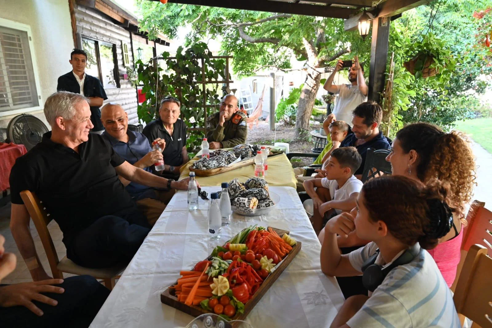 שר הביטחון בני גנץ בחמ״ל עיריית אשקלון יחד עם ראש העיר תומר גלאם