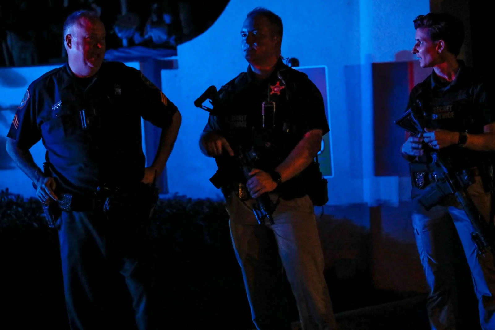 סוכני FBI ושוטרים מחוץ לאחוזת ה''מאר-א-לאגו'' שבפלורידה