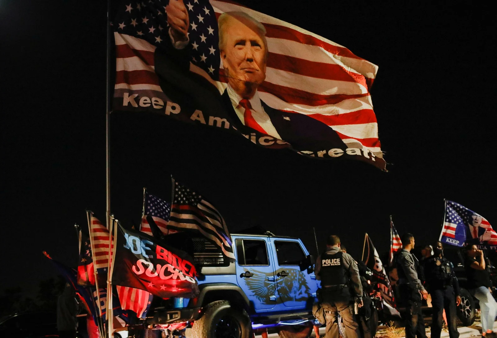 תומכי טראמפ מחוץ לאחוזת ה''מאר-א-לאגו''