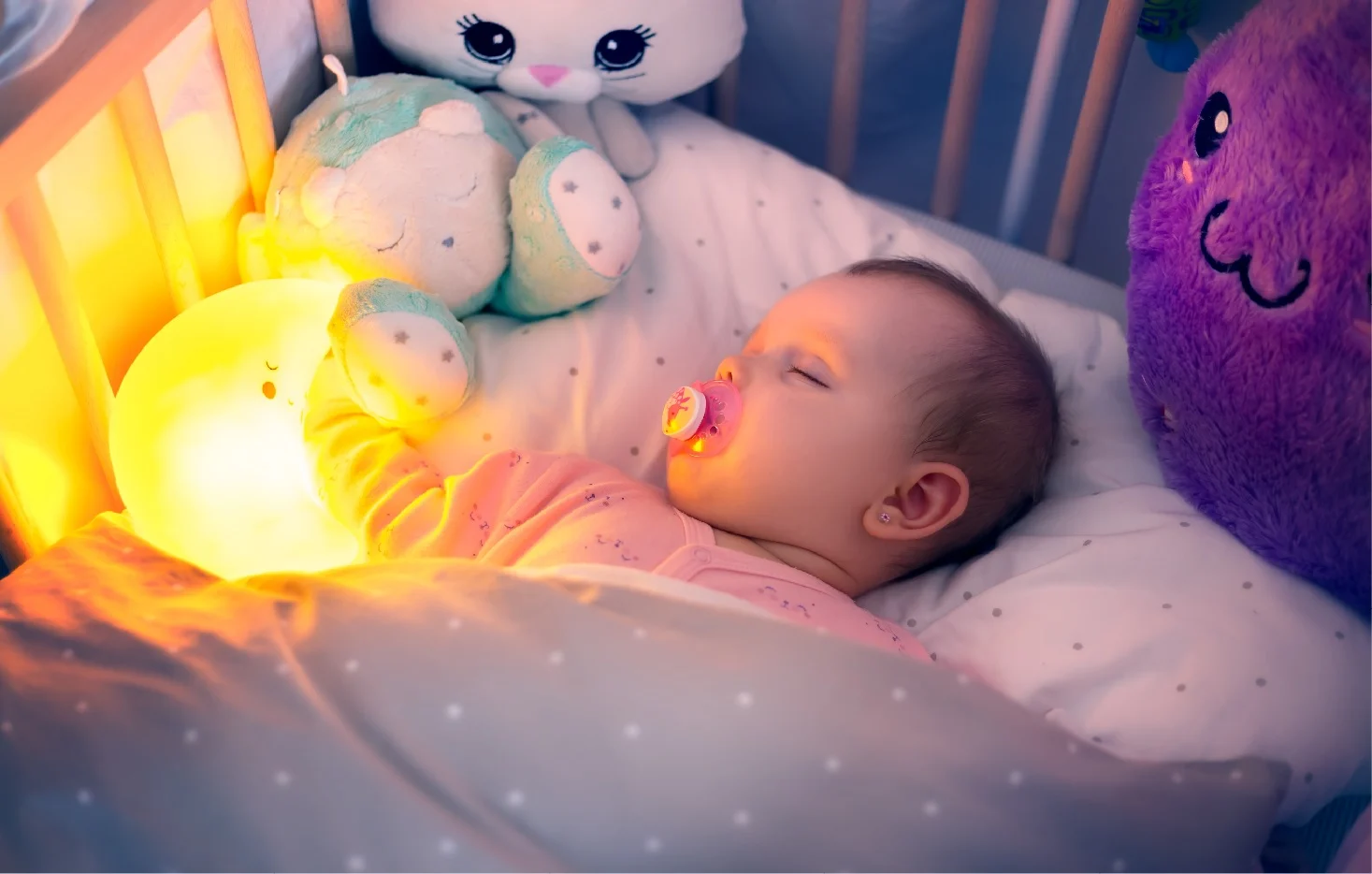 תינוק עם מנורת לילה