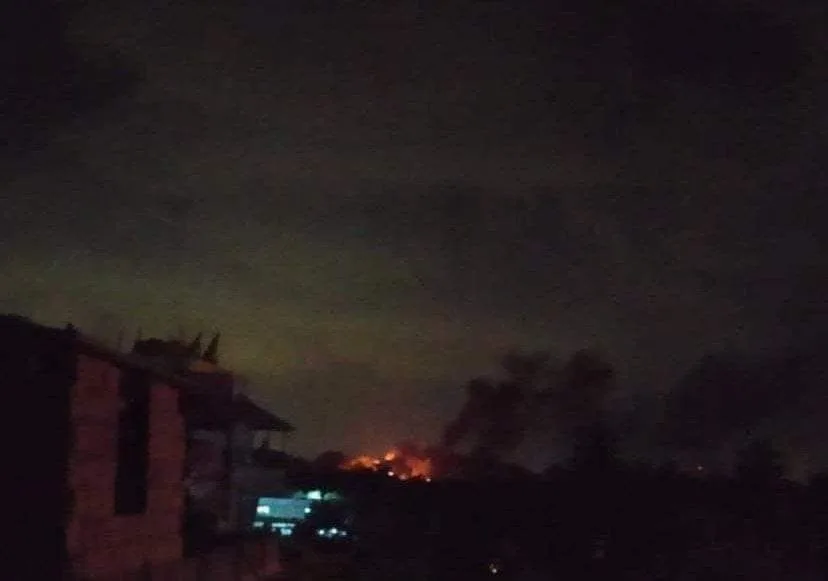 אש מיתמרת באזור טרטוס לאחר התקיפה בסוריה המיוחסת לישראל