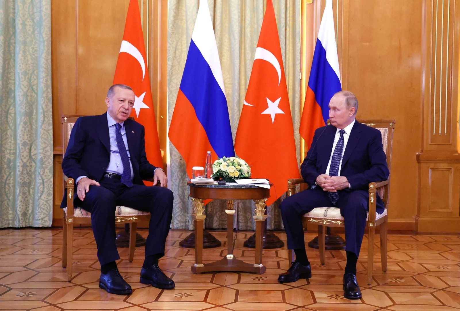 נשיא רוסיה פוטין ומקבילו הטורקי ארדואן בפגישתם בסוצ'י, רוסיה