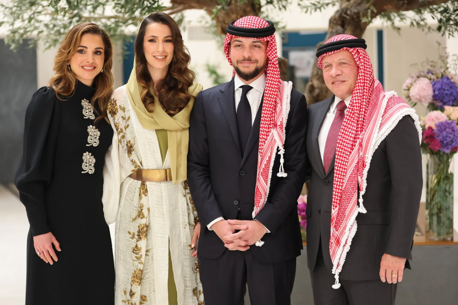 מימין: עבדאללה מלך ירדן, יורש העצר חוסיין, הכלה לעתיד רג'ווה והמלכה ראניה