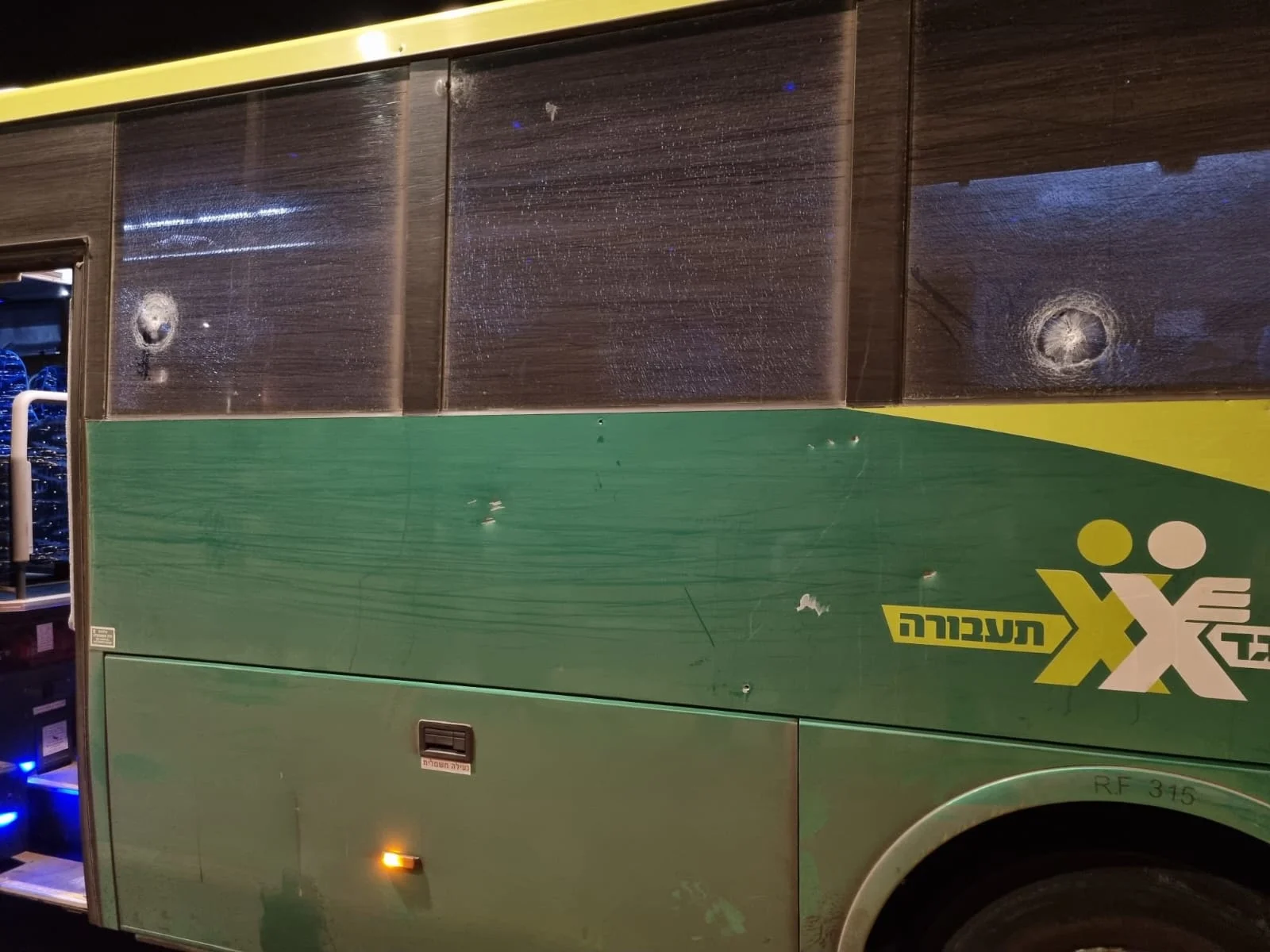 הנזק לאוטובוס בפיגוע הירי בבנימין
