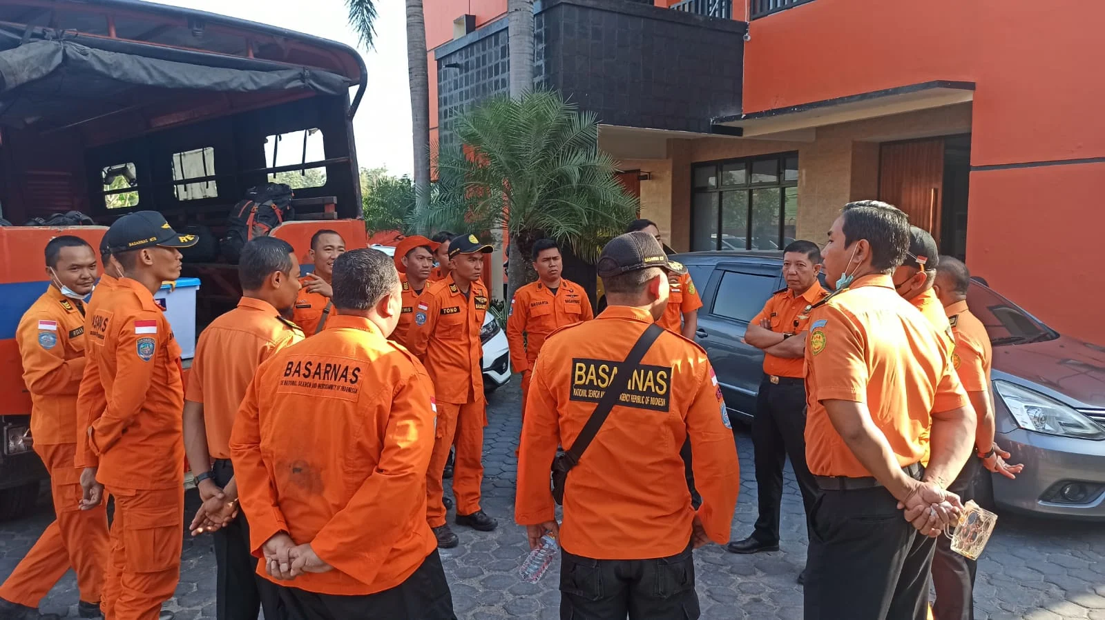 צוותי החילוץ באינדונזיה שיצאו לחלץ את גופתו של בועז בר ענן ז''ל, שמת במהלך טיפוס