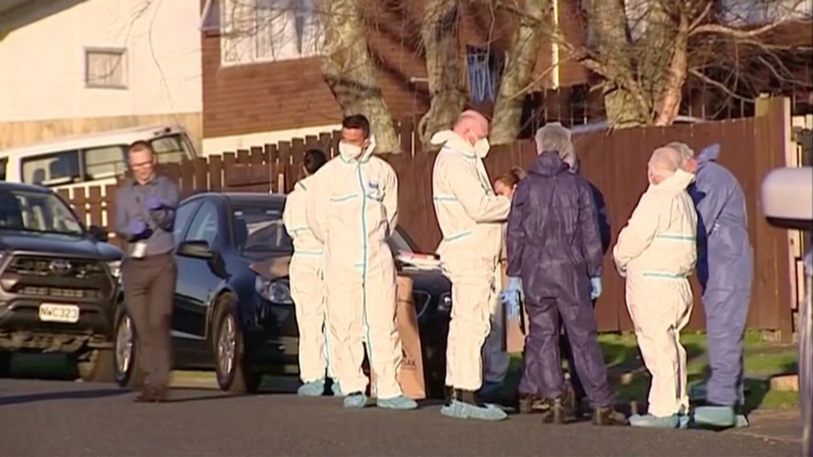 צוותי מז''פ ומשטרה בזירה בה נמצאו גופות הילדים במזוודות בניו זילנד