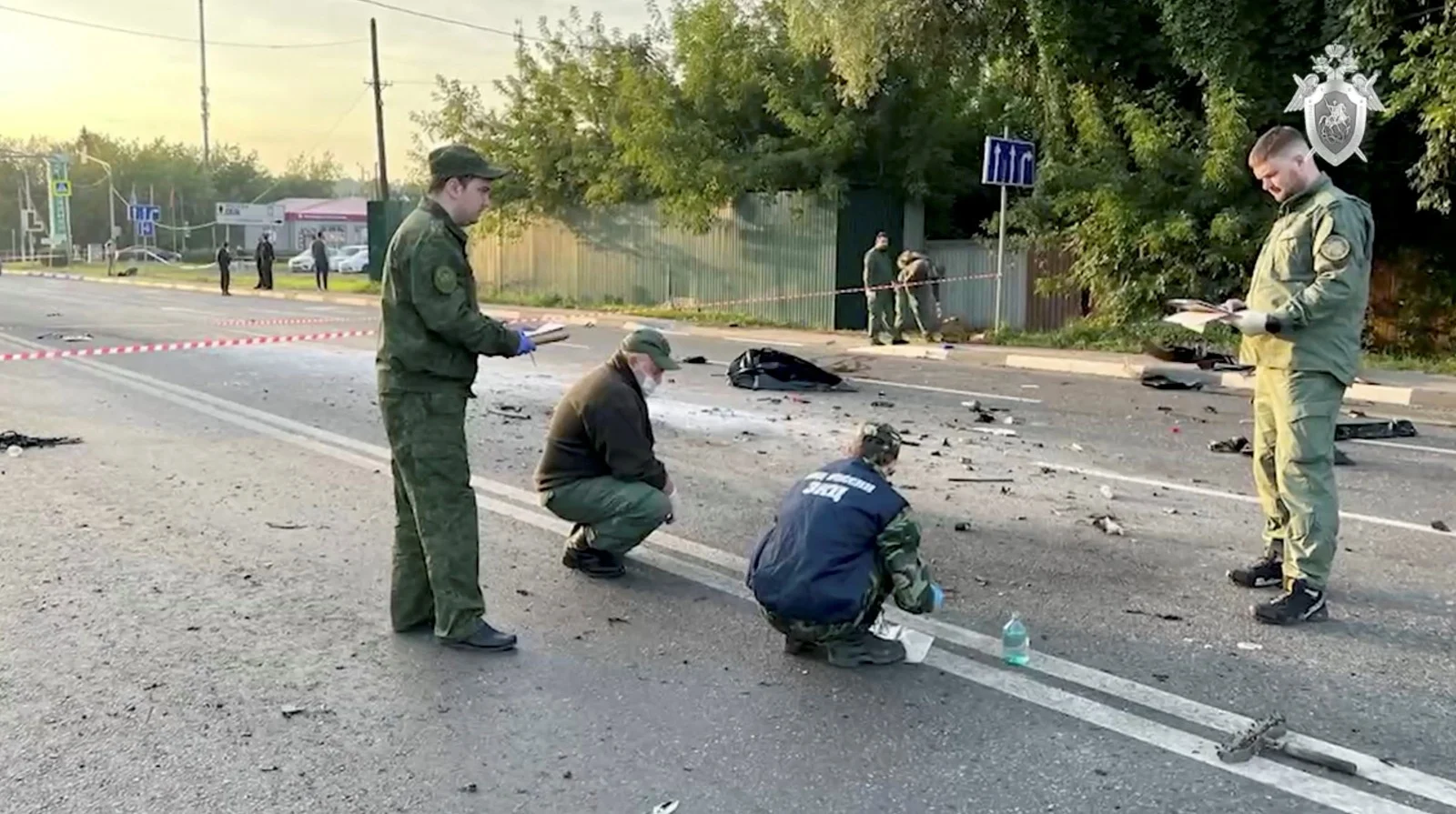 חוקרים רוסים אוספים ראיות בזירת הפיצוץ בו נהרגה דריה דוגין