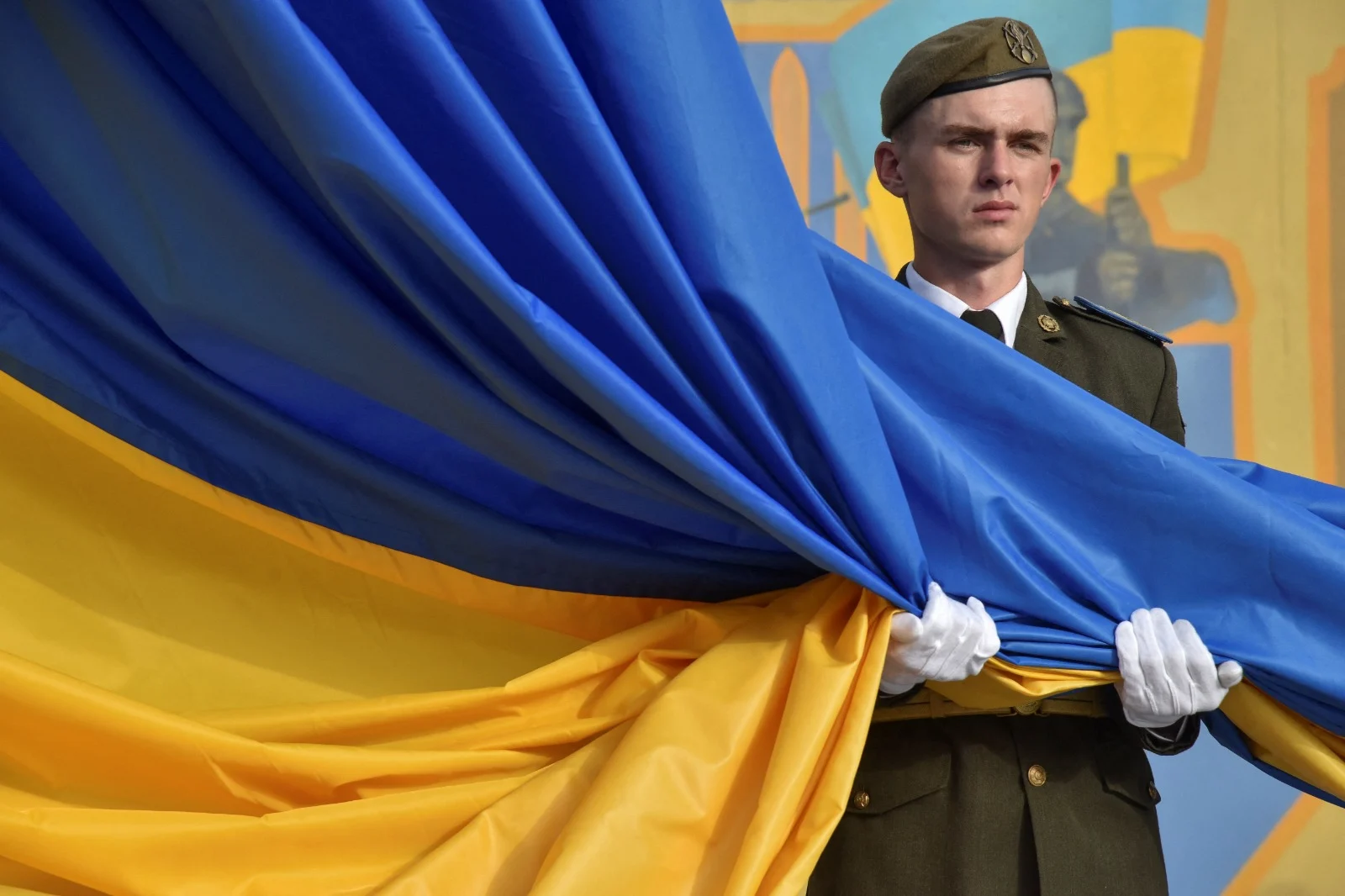 חייל אוקראיני בחגיגות יום הדגל האוקראיני בקייב