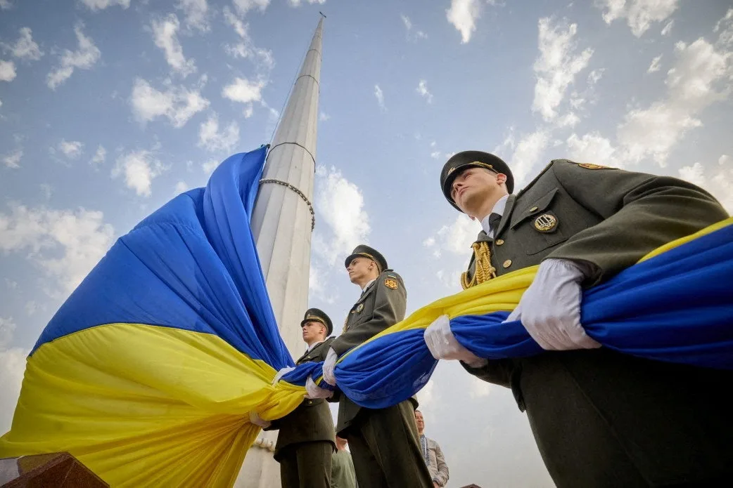 חייל אוקראיני בחגיגות יום הדגל האוקראיני בקייב