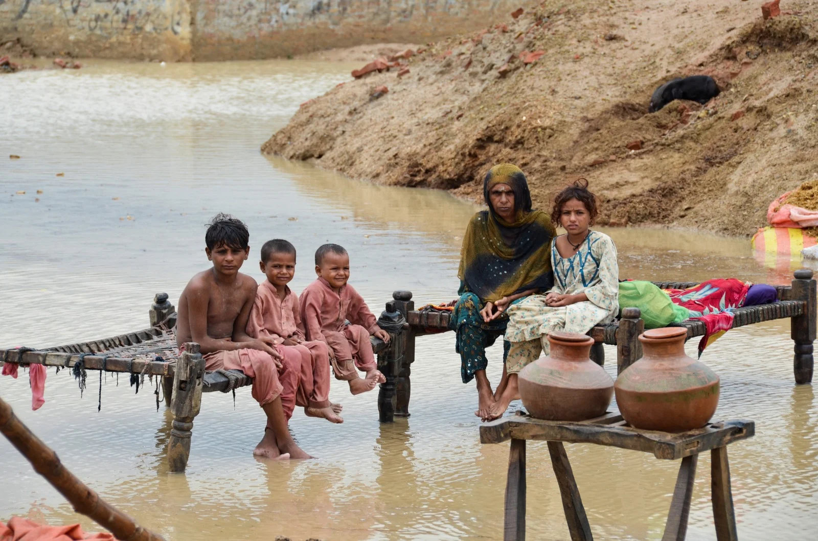 ילדים שנותרו ללא קורת גג בעקבות השיטפונות בפקיסטן