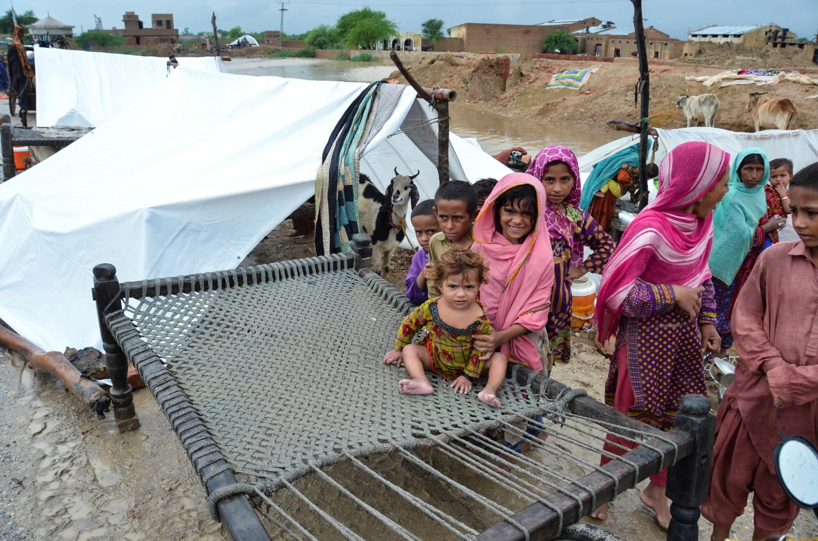 ילדים שנותרו ללא קורת גג בעקבות השיטפונות בפקיסטן