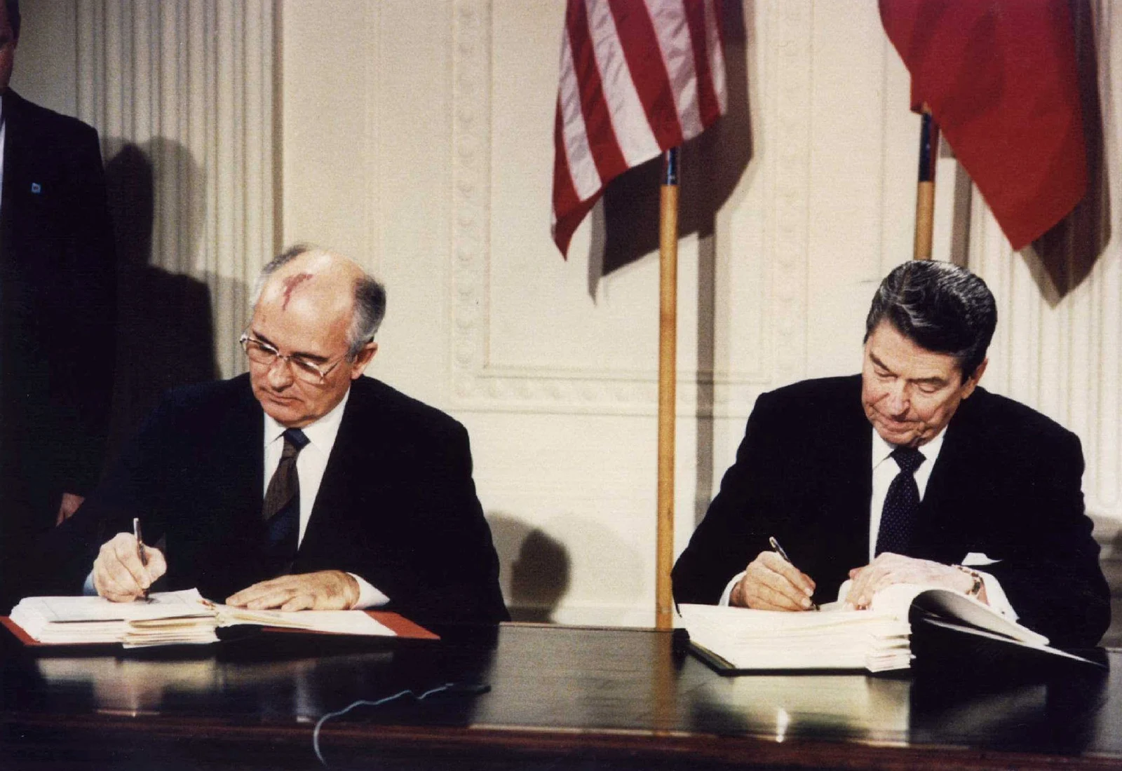 מיכאיל גורבצ'וב ורונלד רייגן חותמים על הסכם הסכם פירוק נשק גרעיני לטווח בינוני, 1987