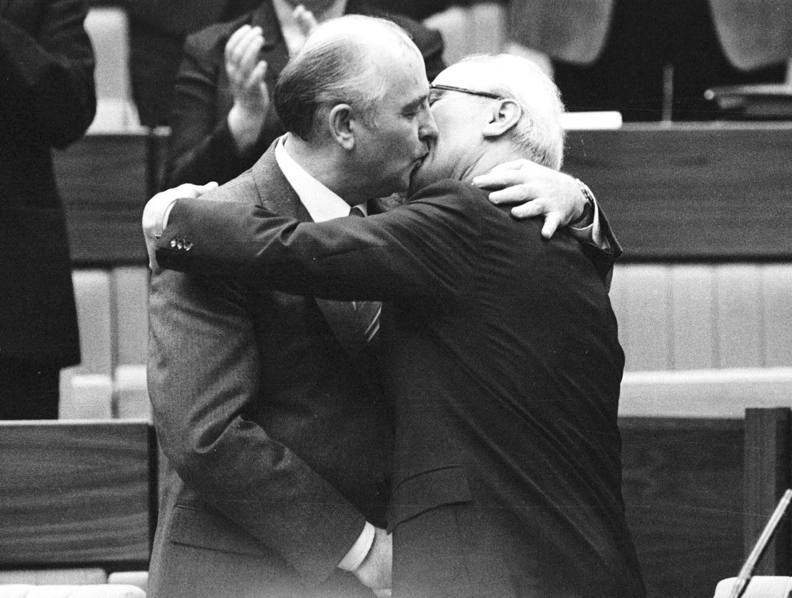 תמונת הנשיקה המפורסמת בין מיכיאל גורבצ'וב לבין אריך הונקר, מנהיג גרמנית המזרחית, לאחר בחירתו מחדש