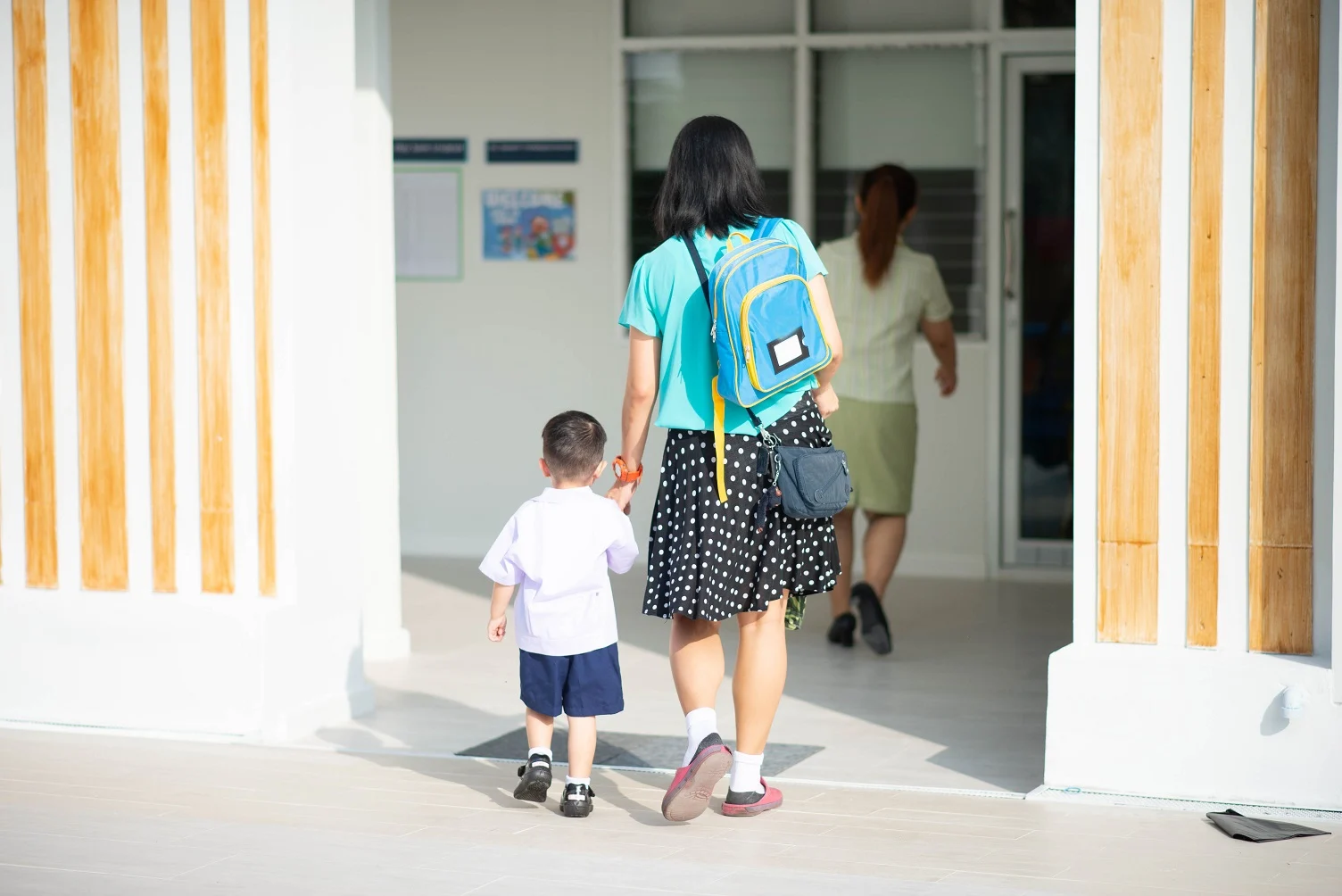 אימא והבן שלה בכניסה לבית הספר