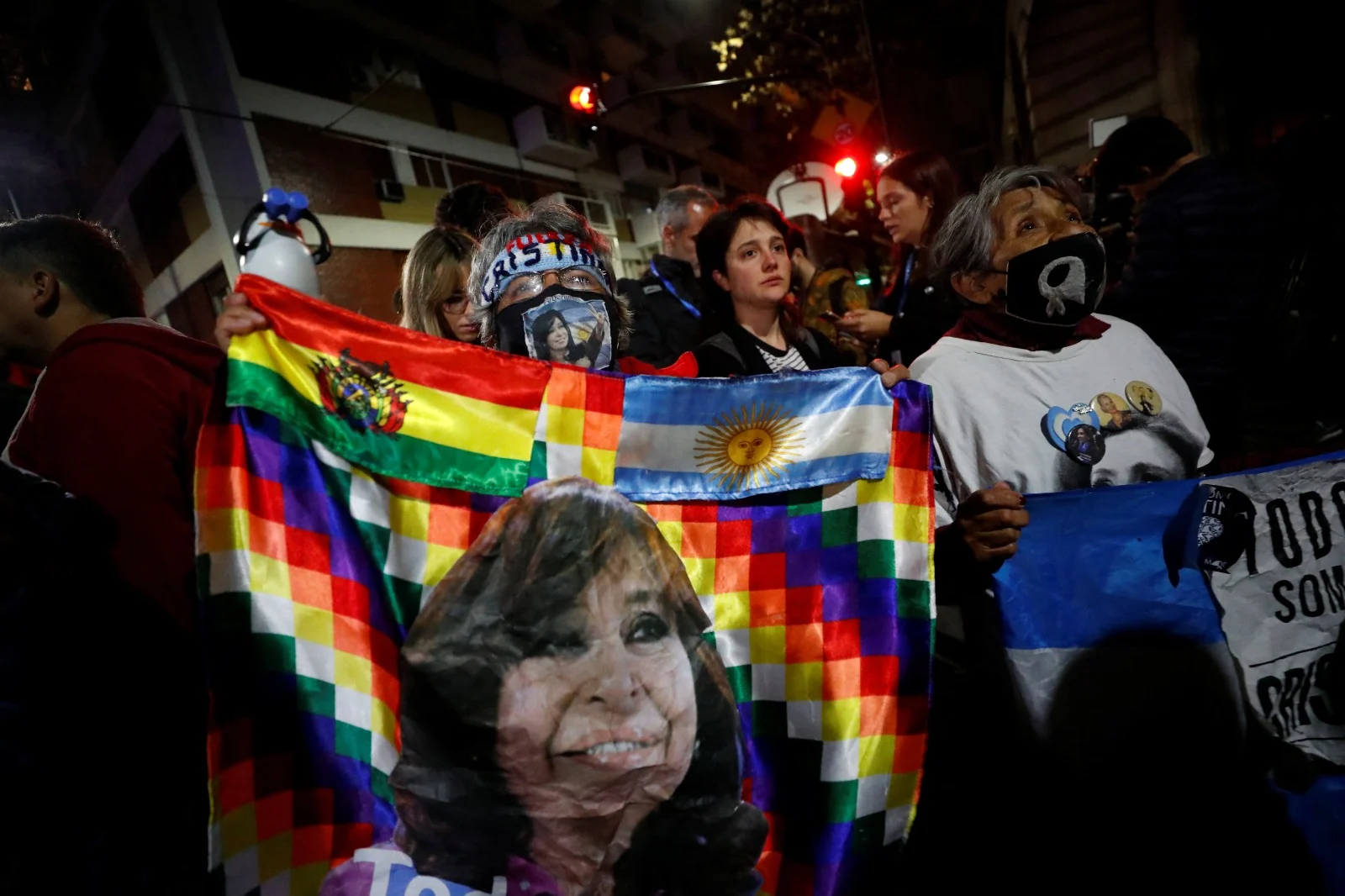 תומכים מחוץ לביתה של סגנית נשיא ארגנטינה כריסטינה קירשנר לאחר ניסיון ההתנקשות