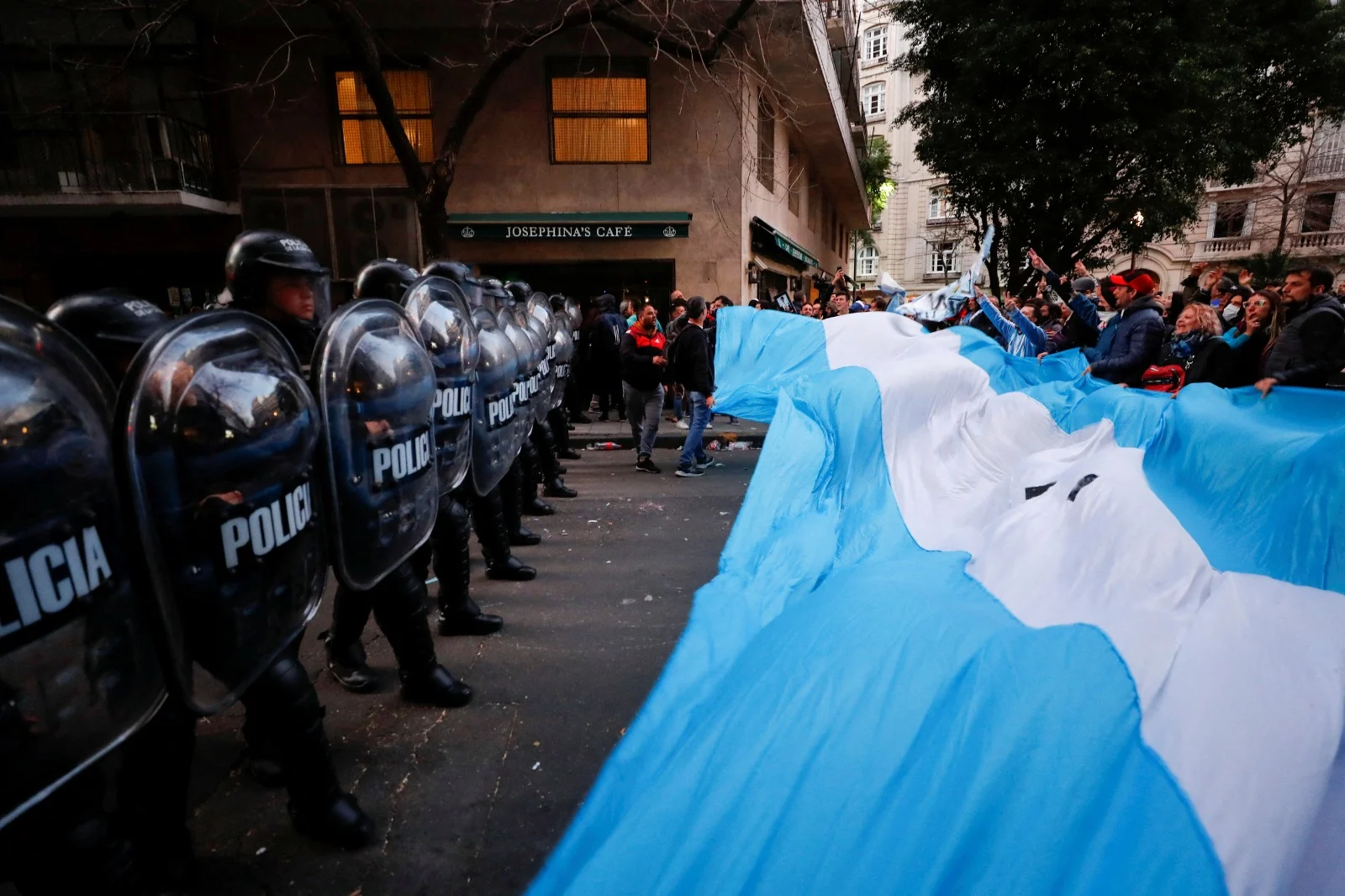 תומכים ושוטרים מחוץ לביתה של סגנית נשיא ארגנטינה כריסטינה קירשנר לאחר ניסיון ההתנקשות