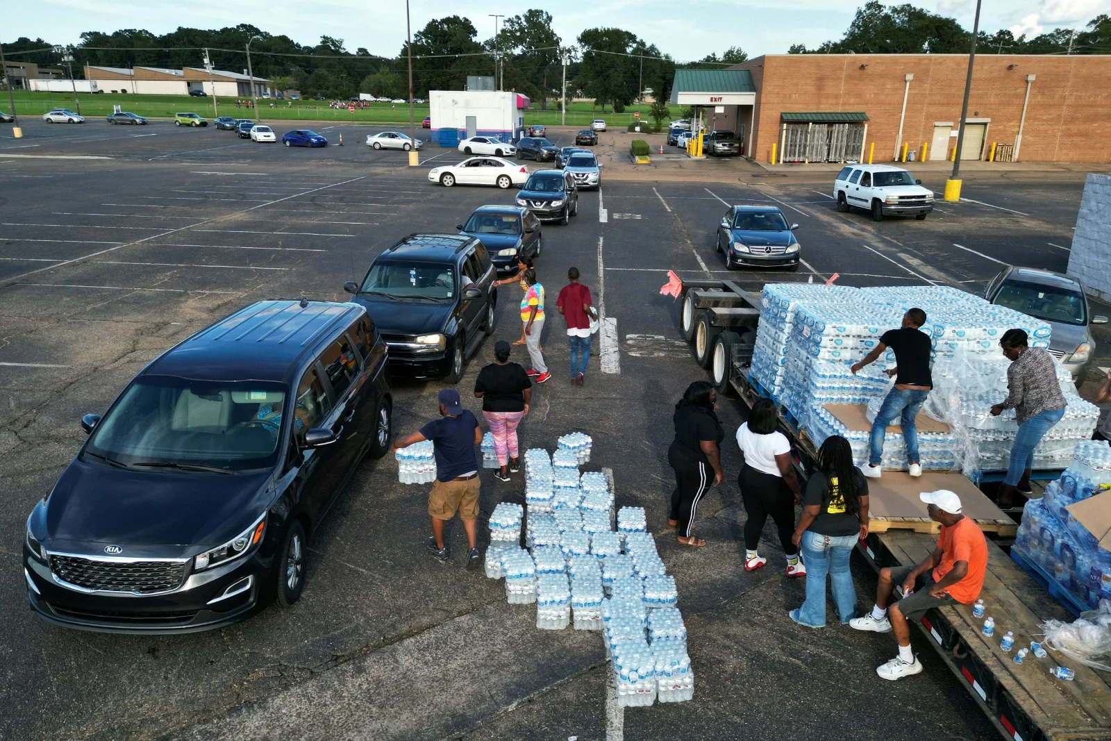 מתנדבים באתר חלוקת בקבוקי מים בג'קסון, מיסיסיפי