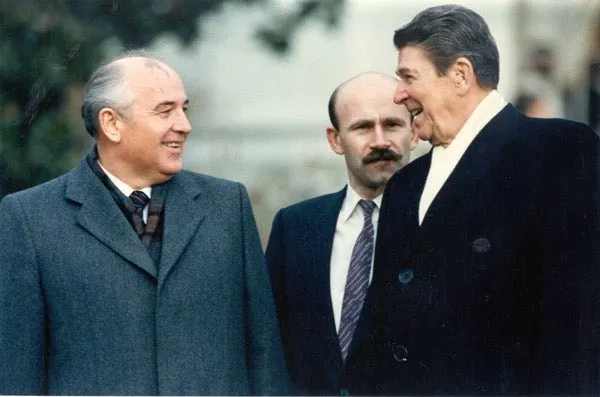 מימין: נשיא ארה''ב רונלד רייגן, פאבל פאלאז'צ'נקו והנשיא גורבצ'וב