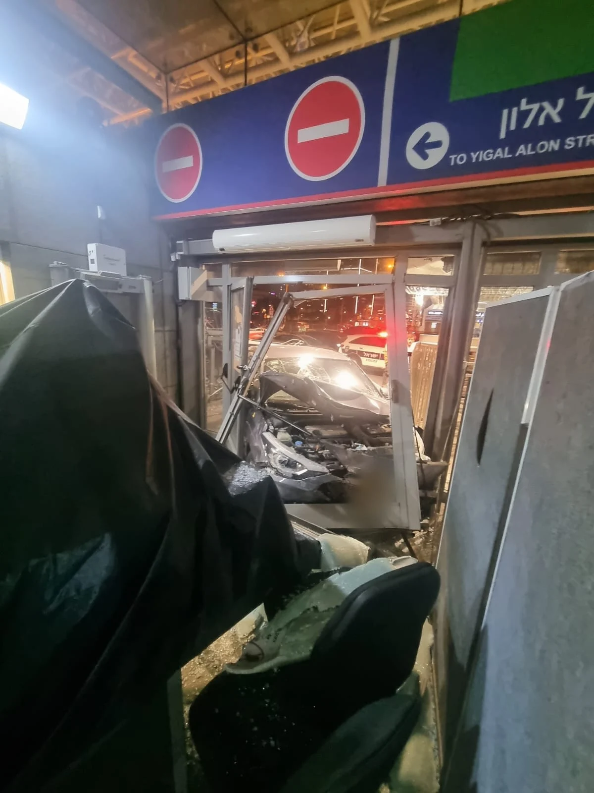 רכב התנגש בתחנת רכבת השלום תל אביב