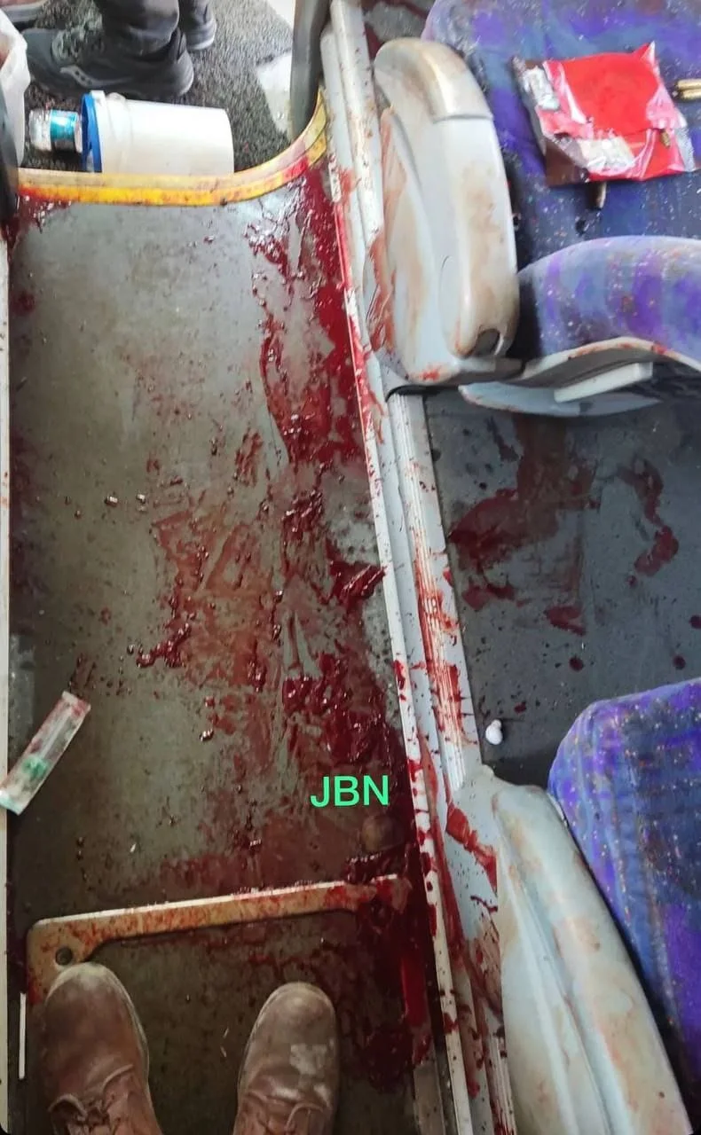 כתמי הדם באוטובוס לאחר פיגוע הירי בבקעת הירדן