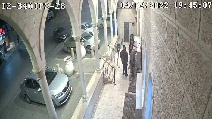 הדקות האחרונות של העיתונאי נדאל אגבאריה כפי שתועד במצלמת אבטחה לאחר תפילת ערב במסגד באום אל-פחם