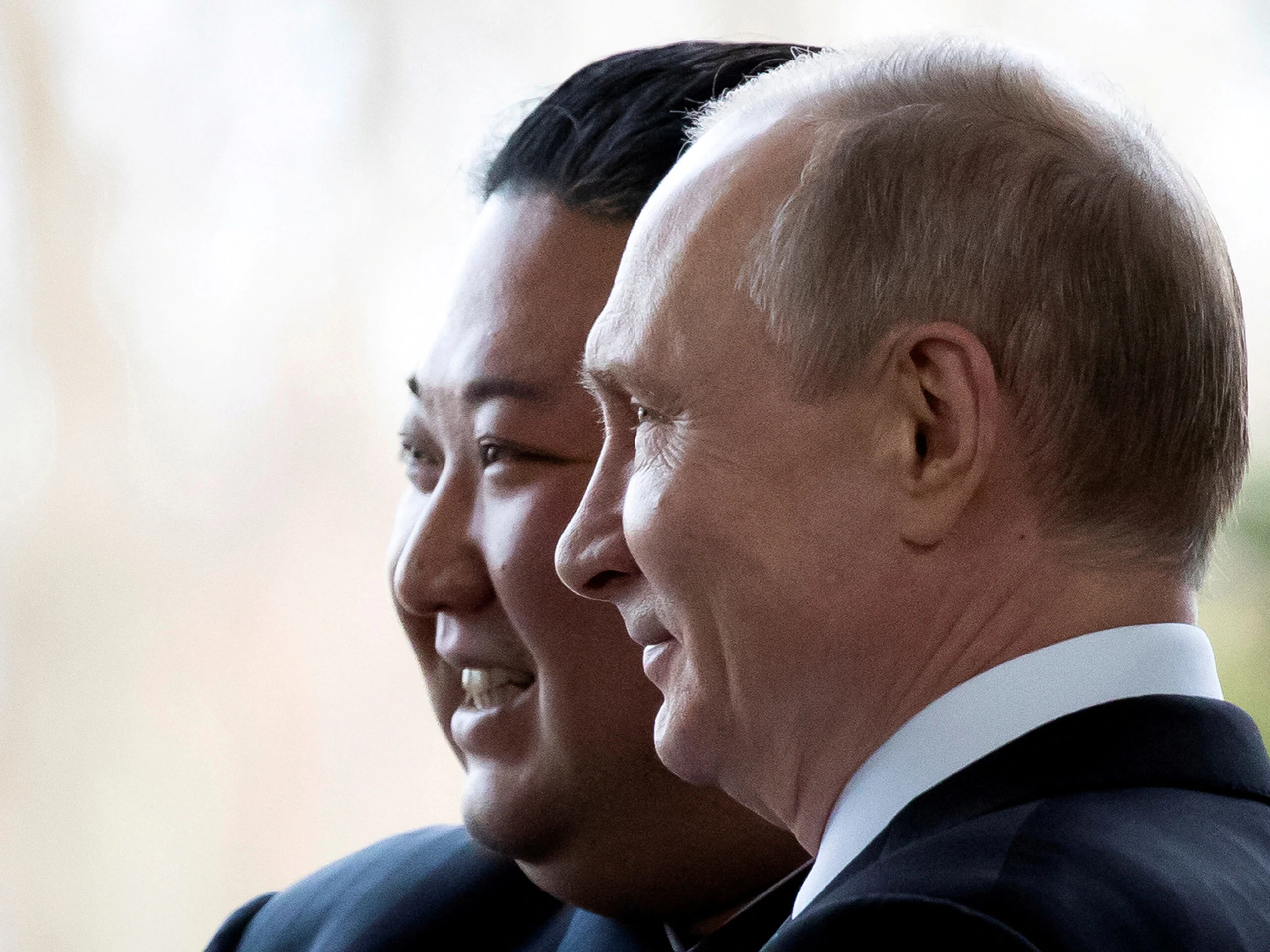 נשיא רוסיה ולדימיר פוטין לצד המנהיג העליון של צפון קוריאה קים ג'ונג-און