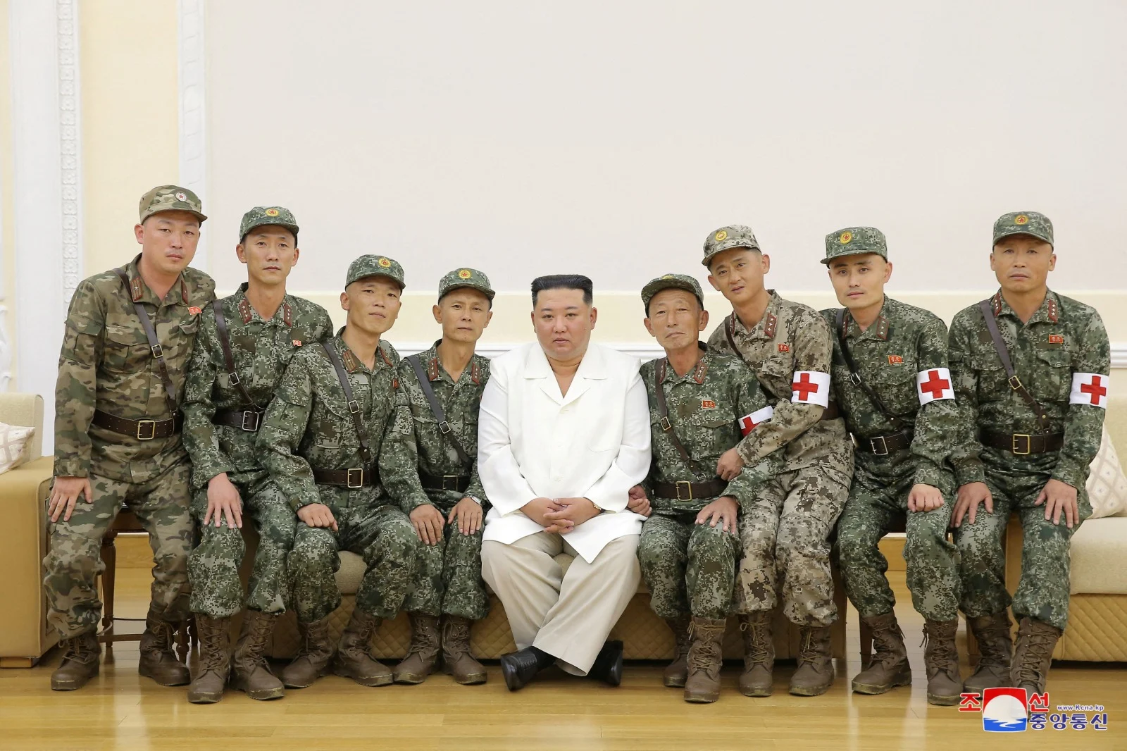 יעביר חימוש לרוסיה? קים ג'ונג און לצד חייל צפון קוראינים