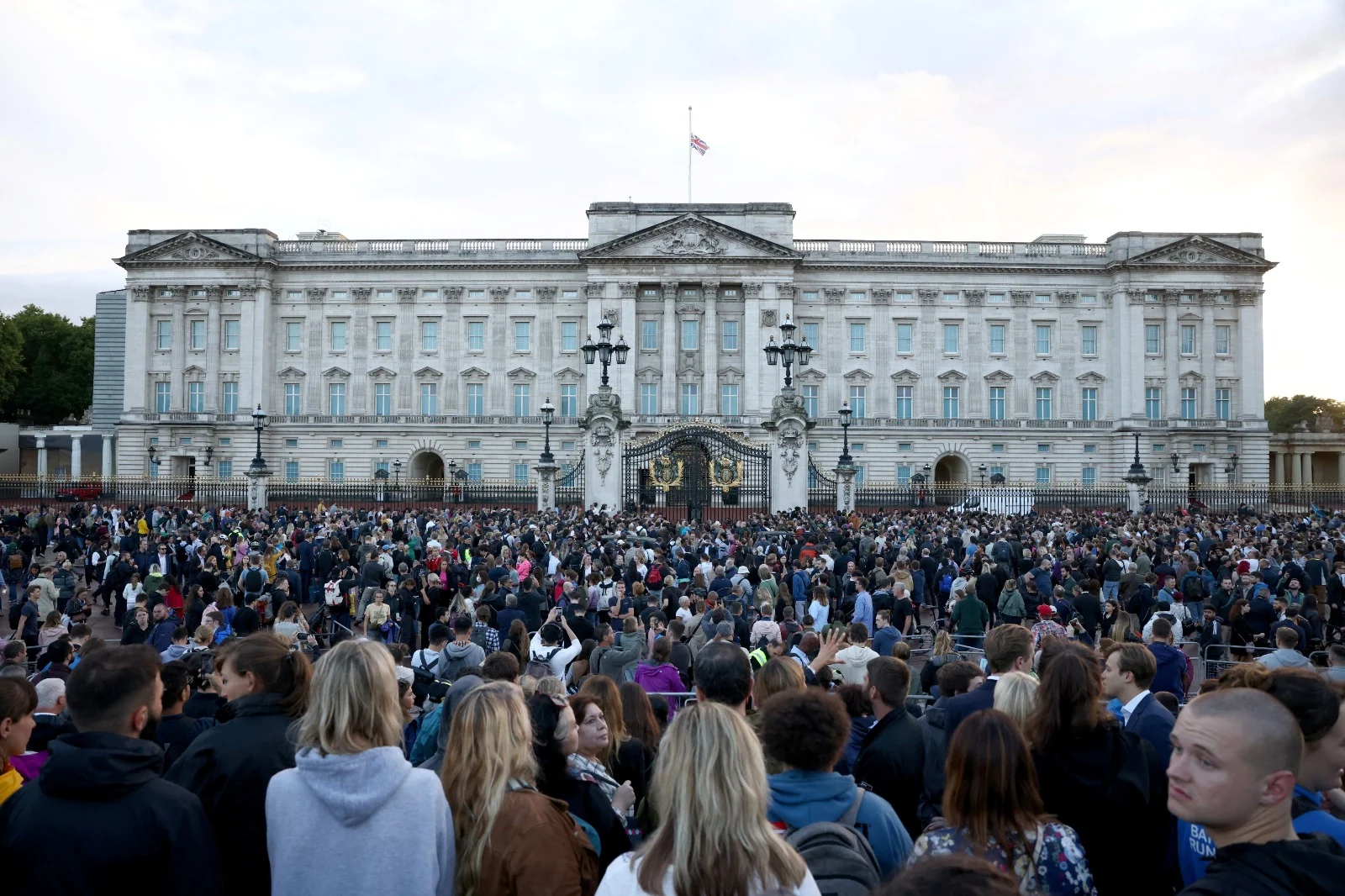 המונים התאספו מחוץ לארמון בקינגהאם. לונדון הערב