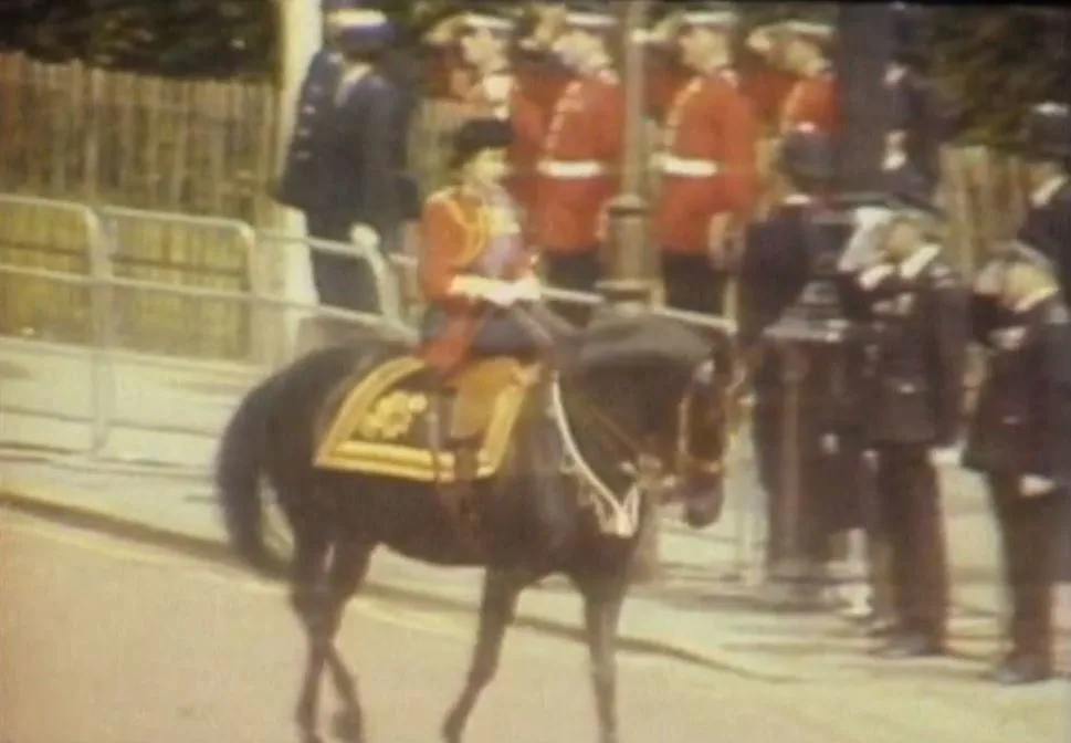 המלכה אליזבת רוכבת על סוס, לפני ניסיון התנקשות בו כדורי סרק נורו לעברה