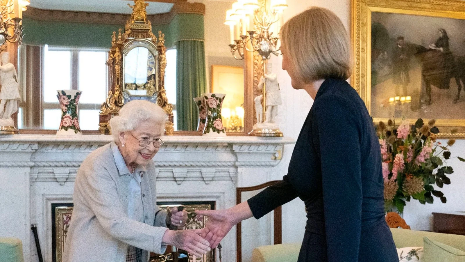 תמונתה האחרונה של המלכה אליזבת יחד עם ראש הממשלה הנכנסת ליז טראס