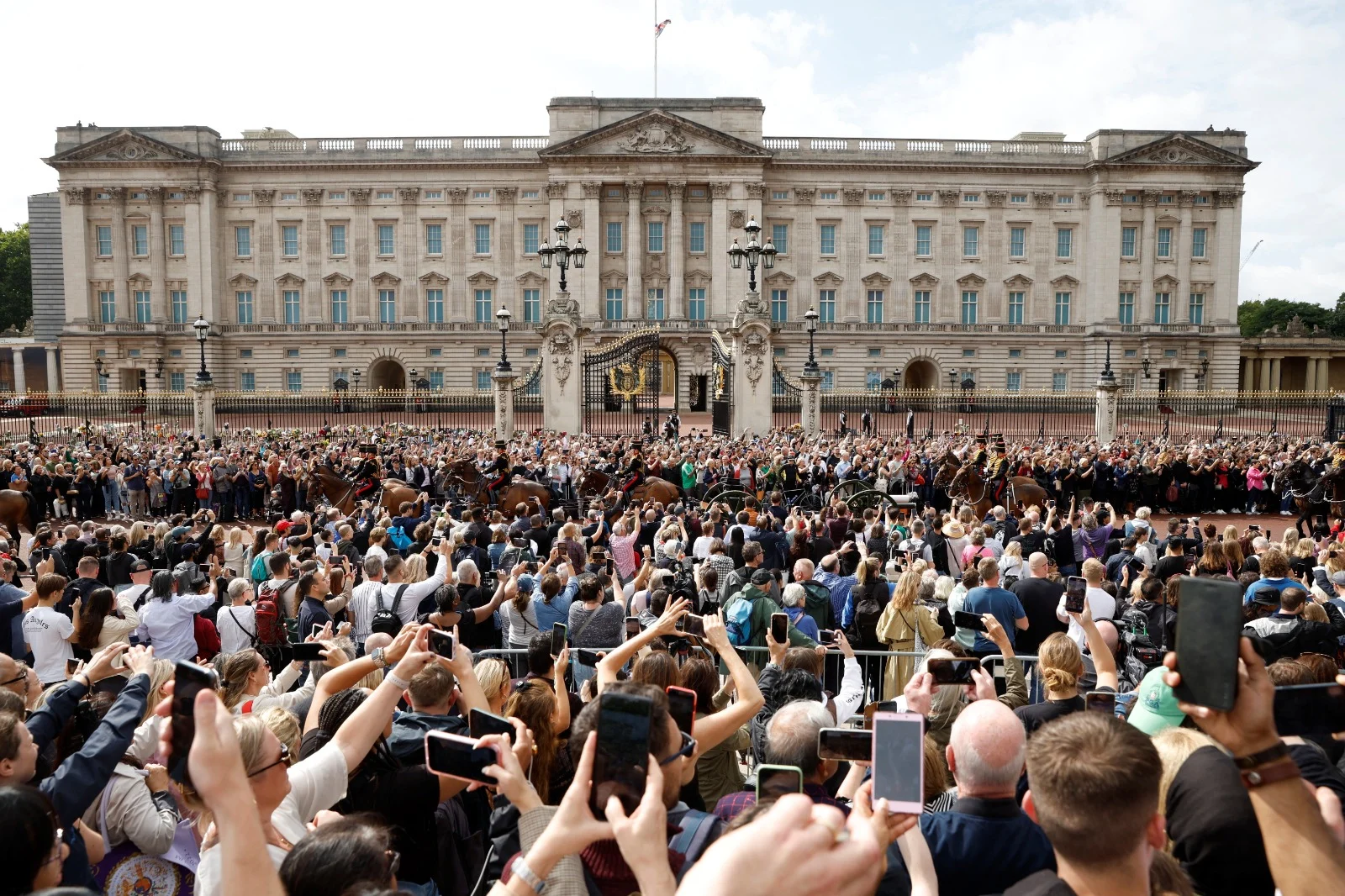 המונים מחוץ לארמון בקינגהאם בלונדון לאחר מות המלכה אליזבת'
