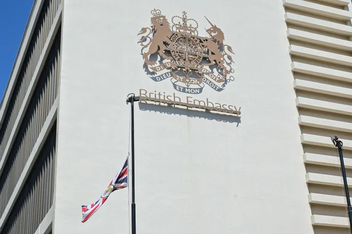 הדגל בשגרירות בריטניה בישראל הורד לחצי התורן