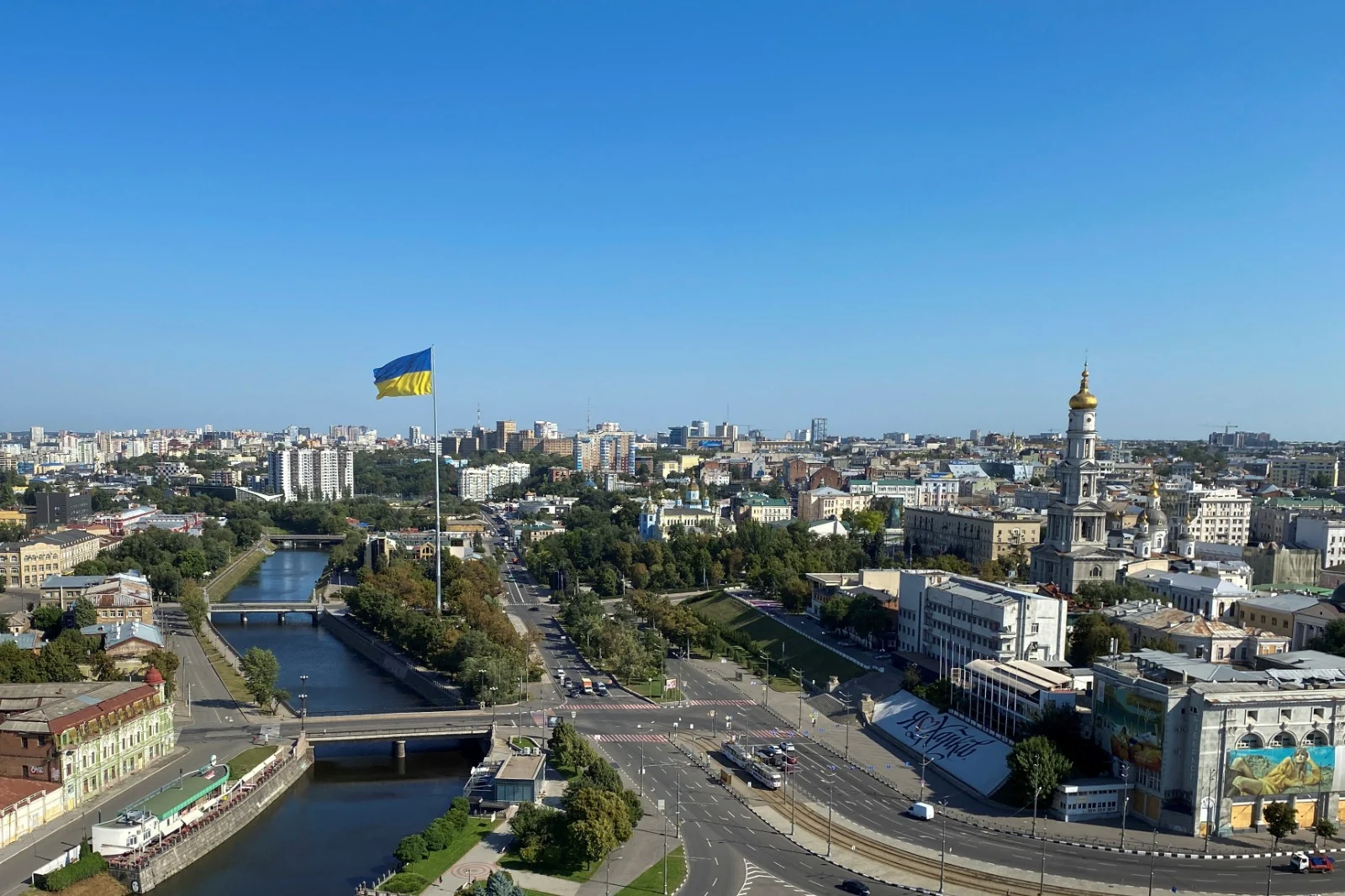 דגל אוקראינה הונף במרכז העיר חרקיב