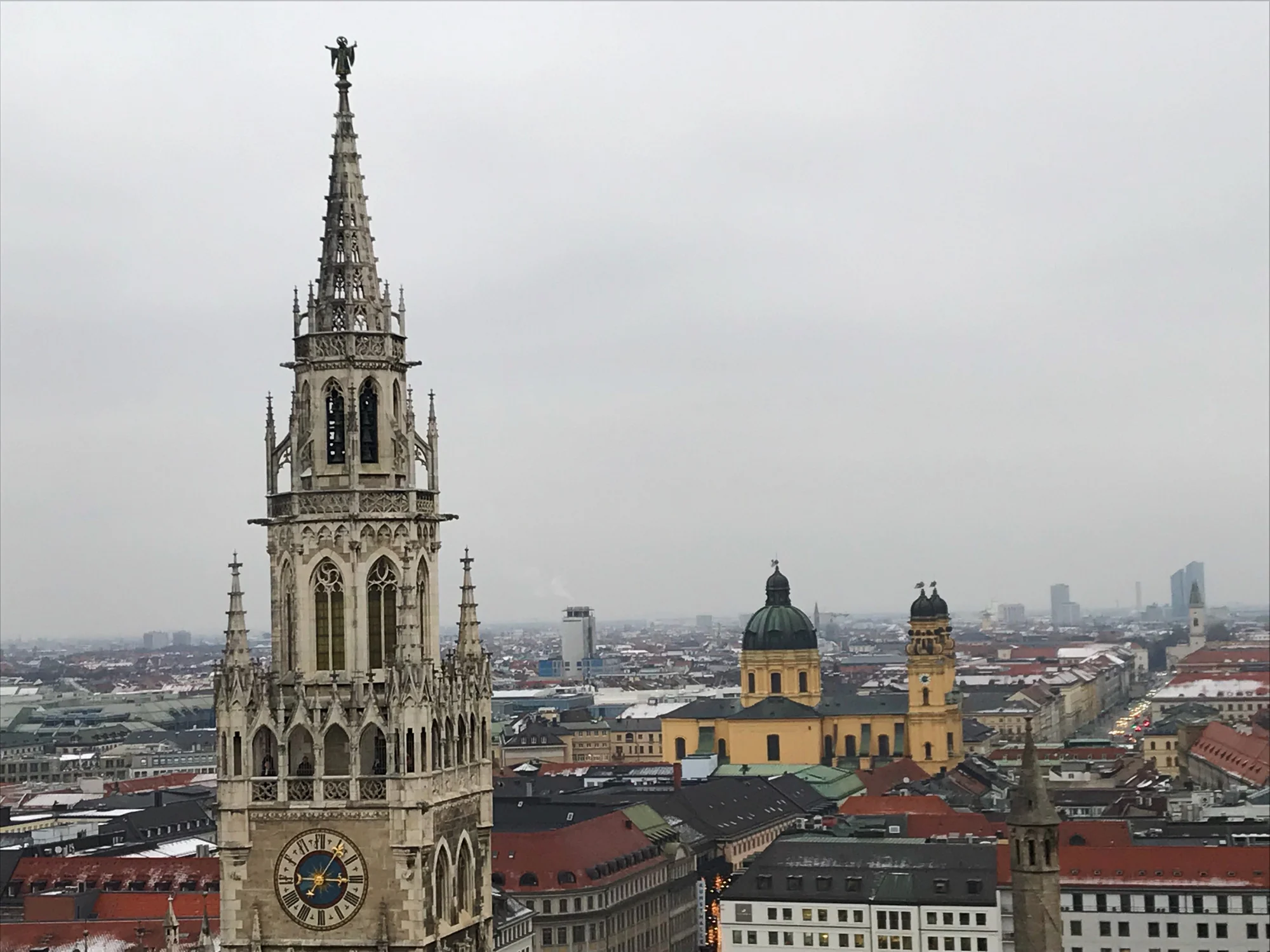 מרכז מינכן - מריאנפלאץ וכנסיית גבירתנו