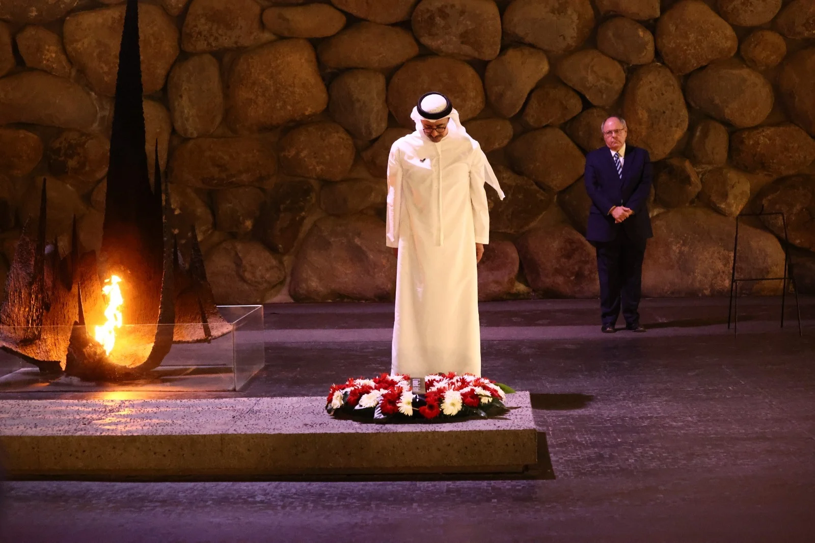 שר החוץ האמירותי עבדאללה בן זאיד מניח זר באוהל יזכור במוזיאון יד ושם