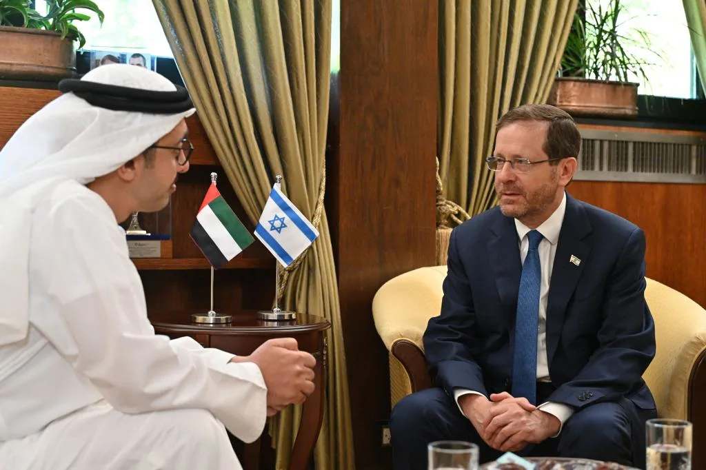 הנשיא הרצוג יחד עם שר החוץ האמירותי עבדאללה בן זאיד