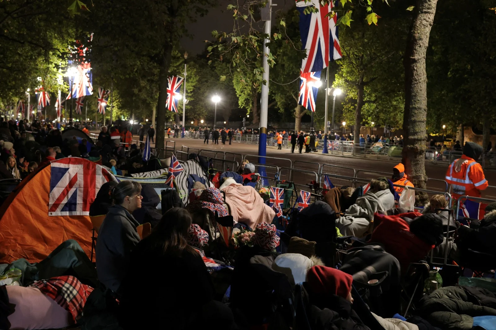 המונים ישנים ברחובות כדי לתפוס מקום בצעדת הלוויית המלכה אליזבת'