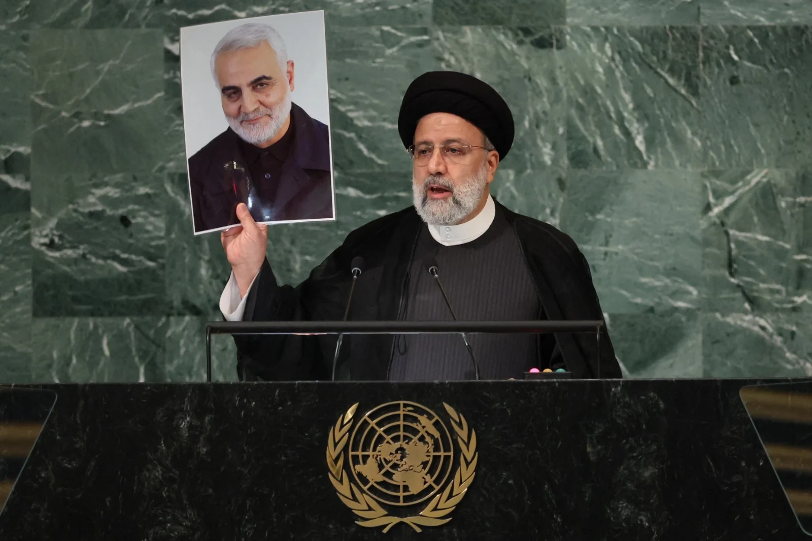נשיא איראן הציג תמונה של סולימאני באו''ם: ''לוחם חופש''