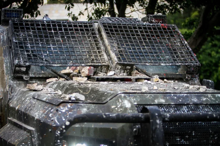 רכב של מנגנוני הביטחון הפלסטיניים נרגם בשכם