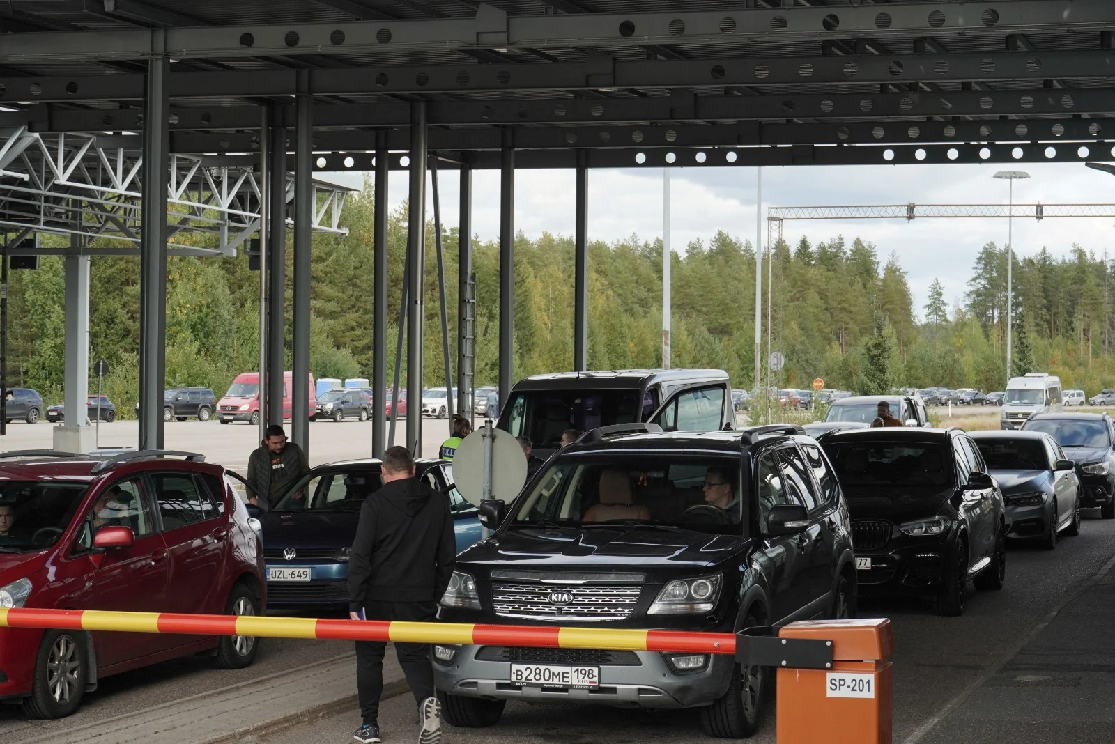 תור של מכוניות בגבול רוסיה פינלנד, גברים מועמדים לגיוס בורחים מהמדינה