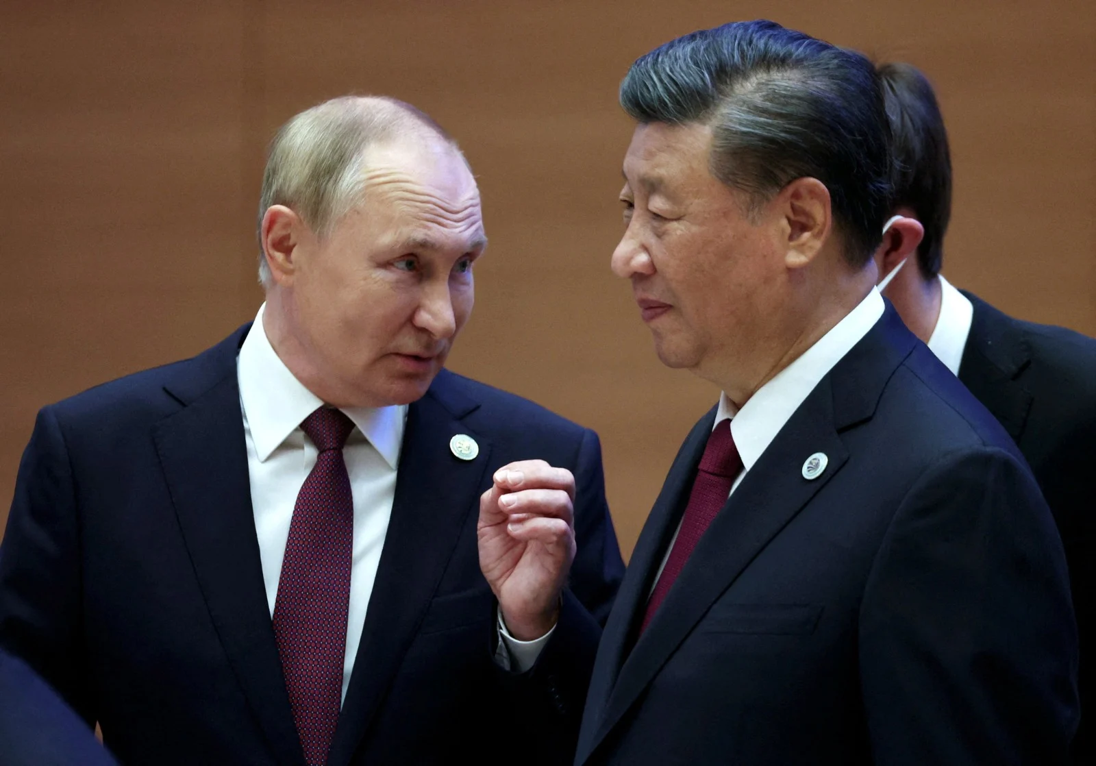 נשיא סין שי ג'ינגפינג יחד עם נשיא רוסיה ולדימיר פוטין בפסגה בסמרקנד. הפעם האחרונה בה נראה הנשיא בציבור