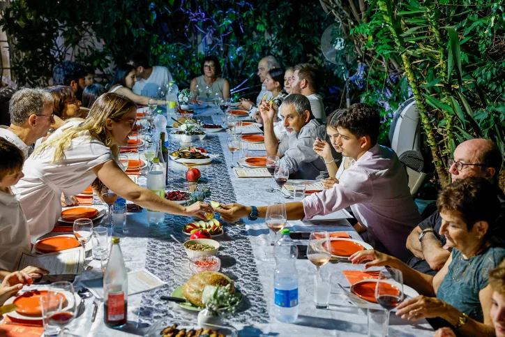 משפחה חוגגת את ערב ראש השנה התשפ''ג ברעננה