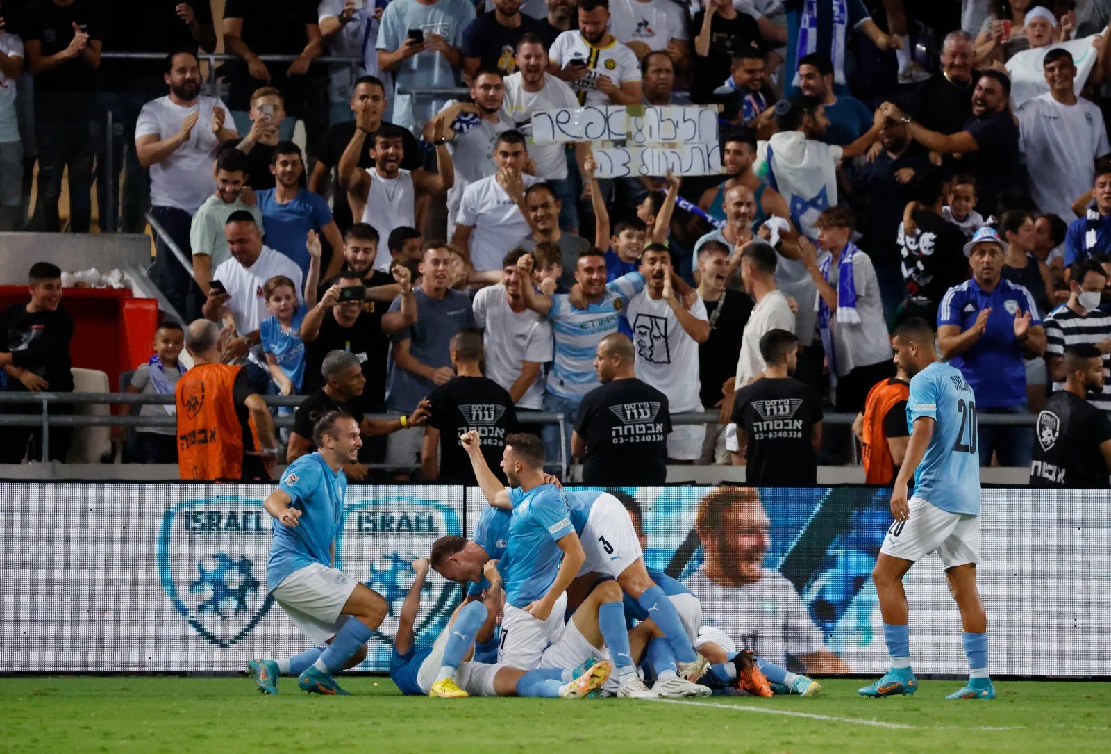 שחקני נבחרת ישראל חוגגים את שער הניצחון של תאי בריבו מול אלבניה