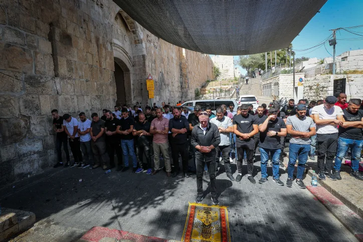 פלסטינים מתפללים מחוץ למסגד אל-אקצא הבוקר