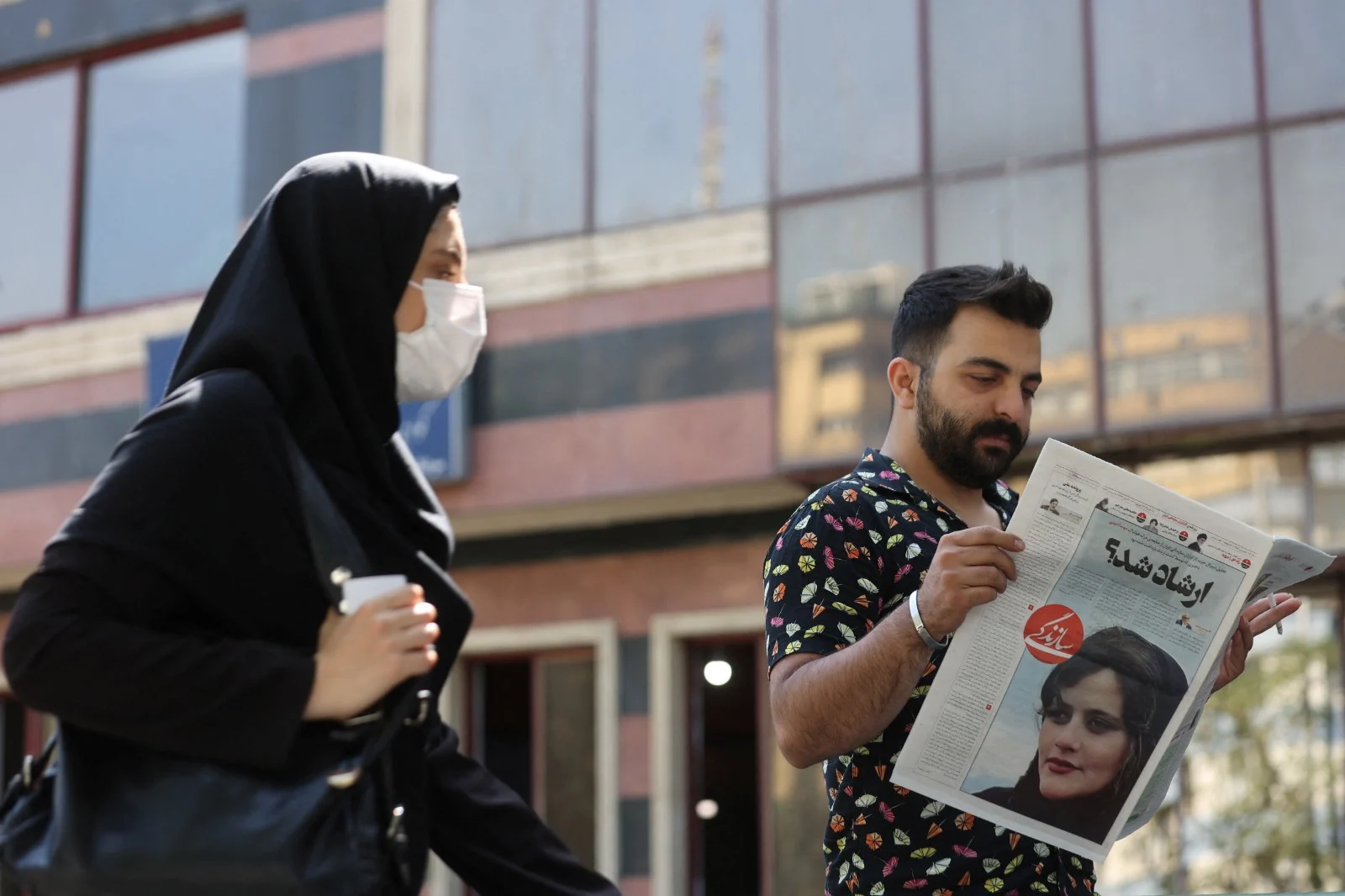 העיתונים בטהרן מדווחים על מותה של מחסה אמיני