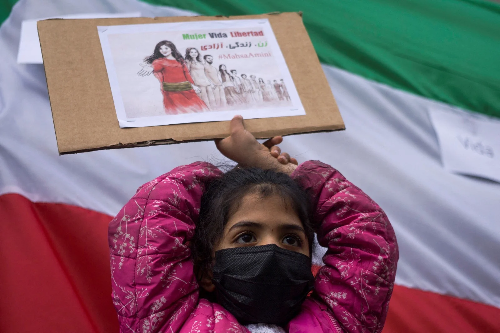 ילדה בהפגנה נגד המשטר האיראני בצ'ילה