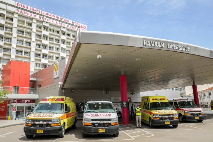 אמבולנסים בכניסה לחדר המיון בבית החולים רמב''ם בחיפה