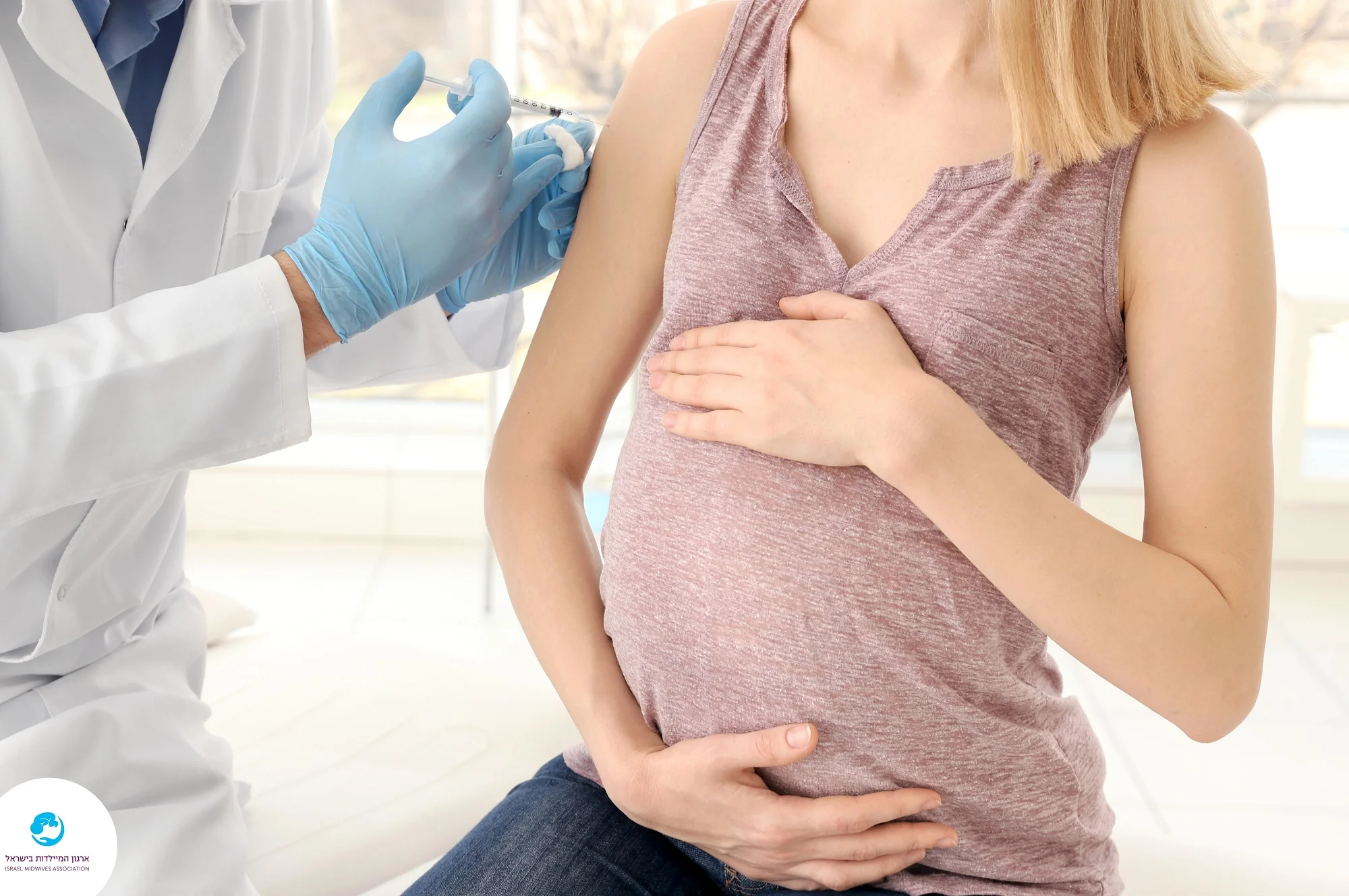 אישה בהיריון מתחסנת נגד שפעת
