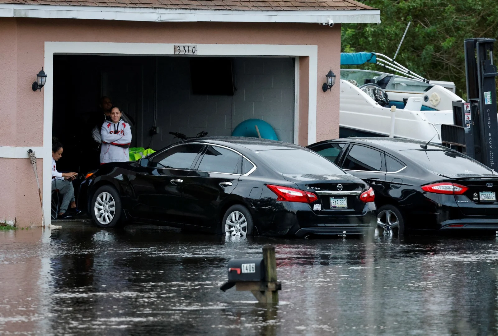 מכוניות תקועות בשיטפונות בעקבות ההוריקן ''איאן'' בפלורידה