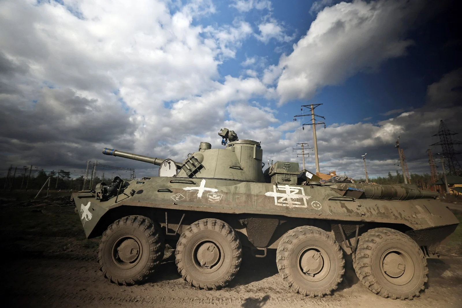 חיילים אוקראינים על טנק רוסי, עליו השתלטו כשהכוחות הרוסים נסוגו מאזור דונייצק